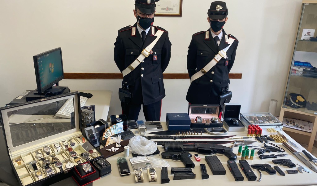 In casa aveva un arsenale: sequestrati un fucile, 2 pistole, 3 machete, 6 coltelli, 2 pugnali e 2 taser elettrici