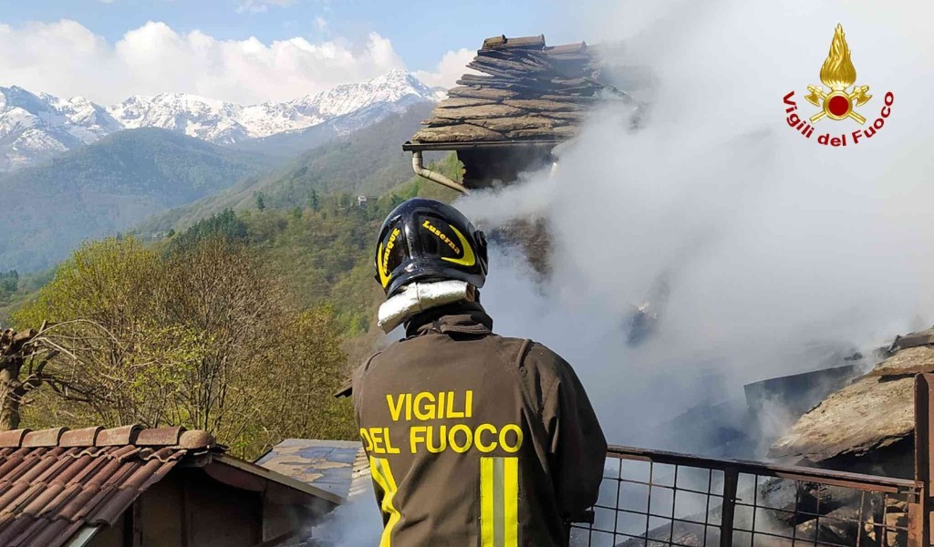 Le foto dell’incendio di un fabbricato rurale: sul posto diverse squadre dei VvF