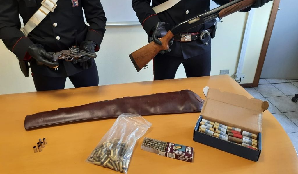Spara dal balcone di casa con una pistola: disarmato ed arrestato