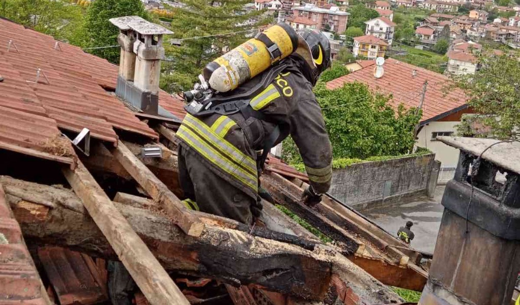 Le foto dell’incendio in una casa bifamiliare a Rubiana: in fiamme il tetto