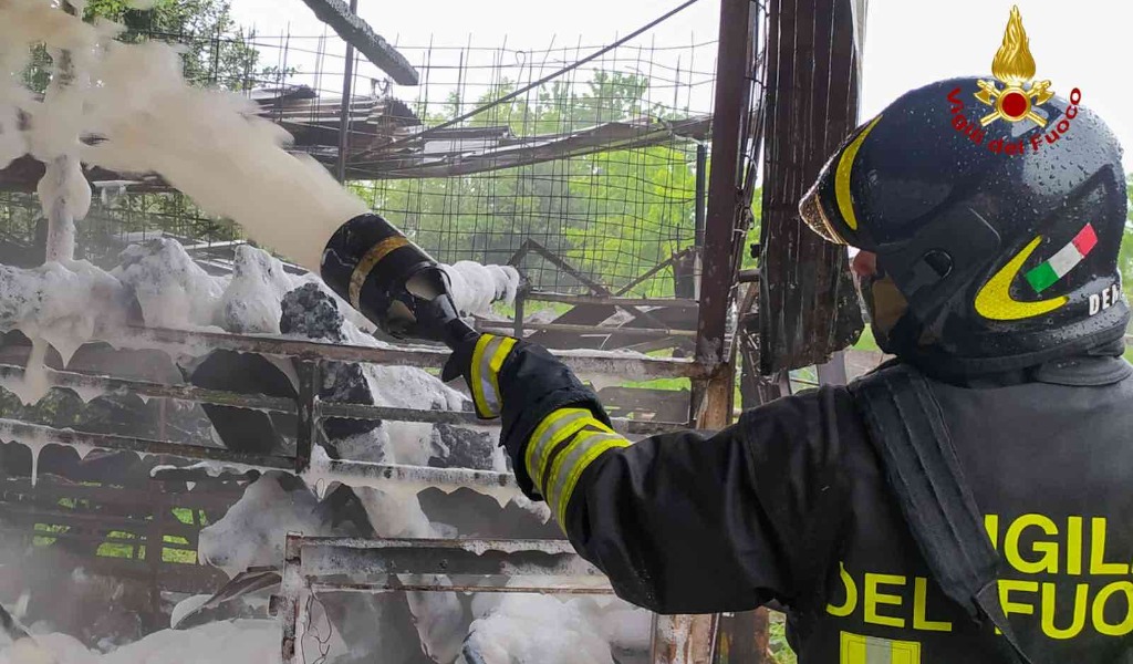 Le foto dell’incendio divampato all’interno di un maneggio
