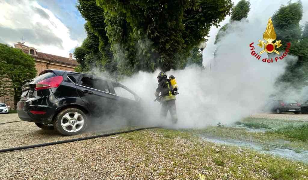 Auto in fiamme nei pressi dell’Abbazia di Casanova, arrivano i Vigili del Fuoco
