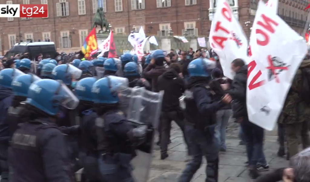 Scontri al corteo del Primo Maggio di Torino: tre contusi