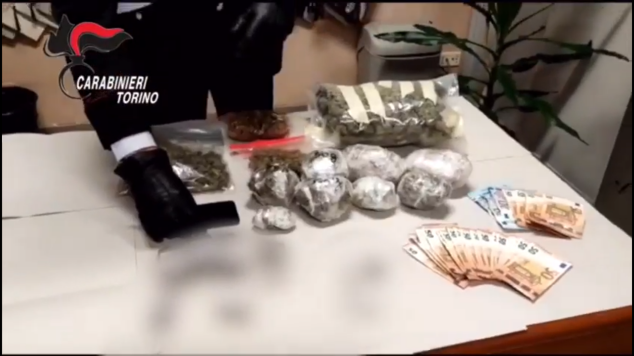 In casa un chilo e mezzo di hashish e marijuana: arrestato pusher 30enne