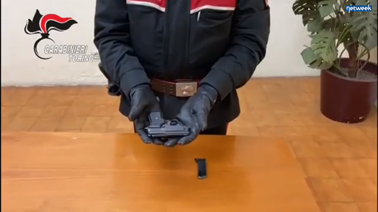 Minaccia il passeggero di un treno con una pistola