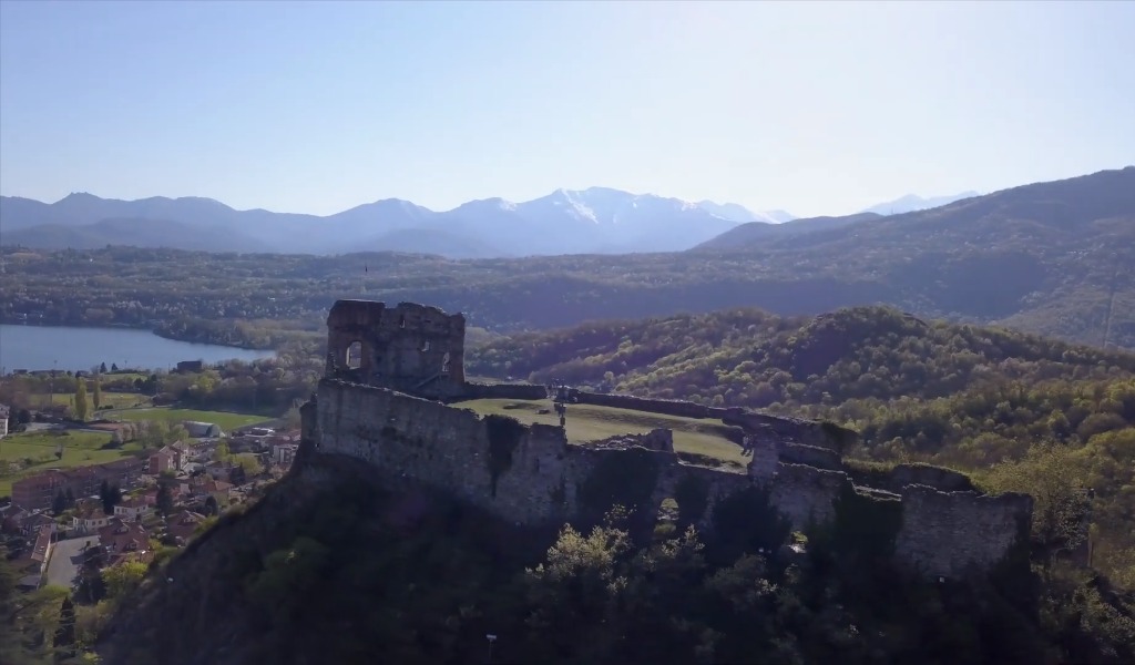 Avigliana tra i sette borghi piemontesi più sostenibili: città medievale dal cuore verde