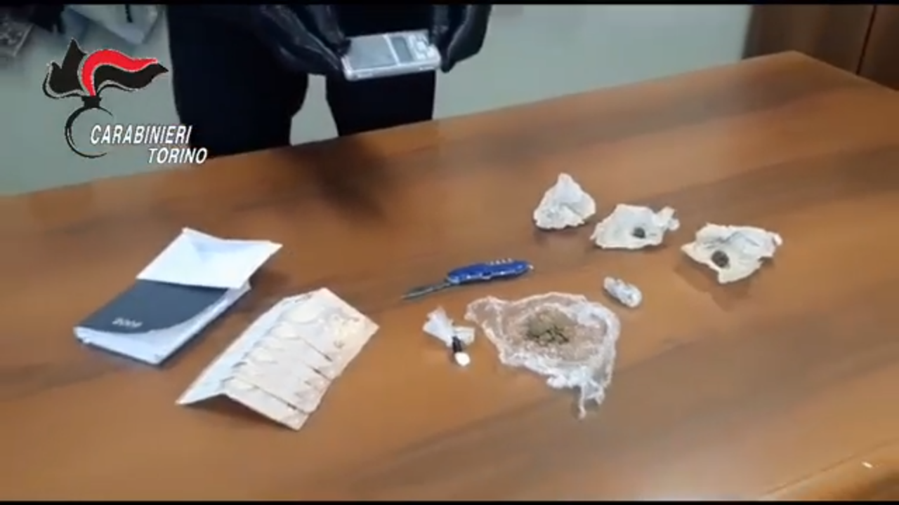 Controlli antidroga: due pusher arrestati e 332 involucri di cocaina sequestrati