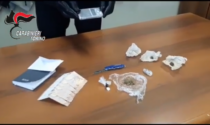 Controlli antidroga: due pusher arrestati e 332 involucri di cocaina sequestrati