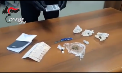 Controlli antidroga: due pusher arrestati e 332 involucri di cocaina sequestrati