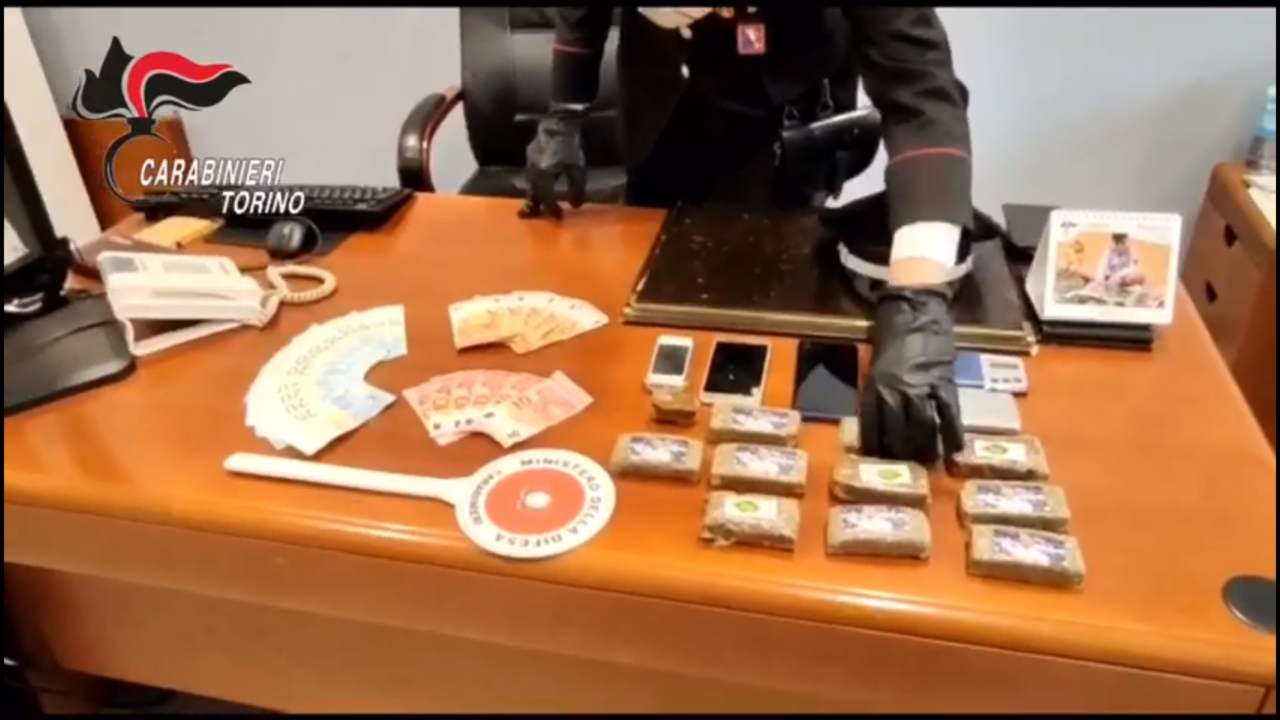 In garage oltre un chilo di hashish: arrestato per spaccio 40enne incensurato