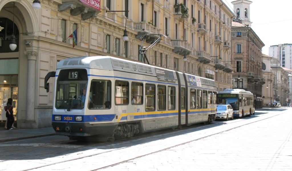 Tram tampona bus che tampona un altro tram: coinvolti 50 passeggeri, 3 in ospedale