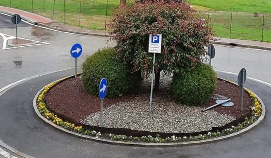 Burloni rubano segnaletica e la piantano nella rotonda… che diventa un parcheggio