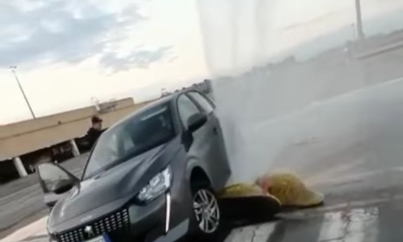 Il parcheggiatore dell’anno: con l’auto sull’idrante a Torino