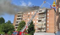 Incendio sul tetto di un palazzo: inquilini evacuati