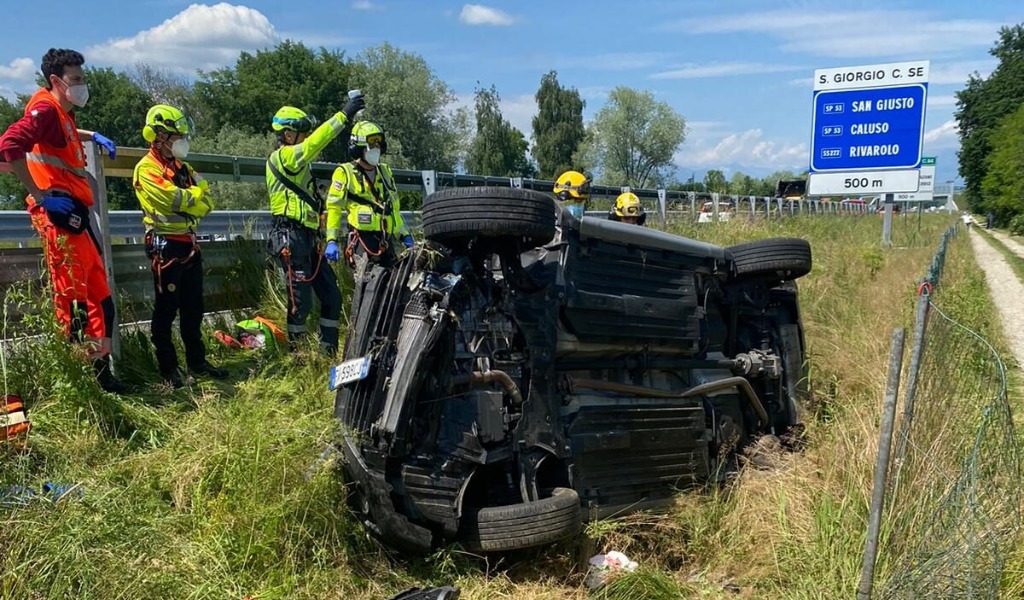 Le foto dello schianto in A5, automobilista gravissimo