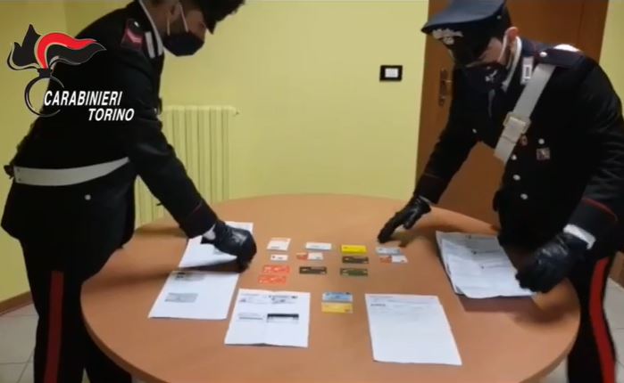Contratti telefonici fantasma e acquisti con carte di credito altrui, quattro arresti