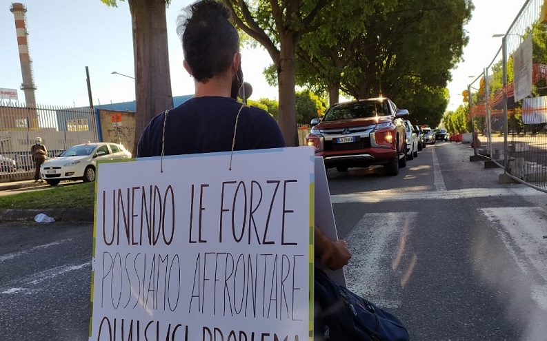 Ambientalisti ultrà bloccano il traffico contro Leonardo Spa