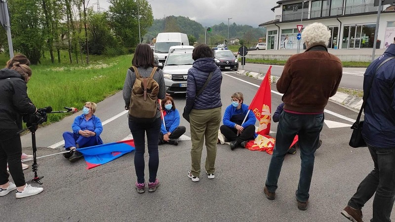 Licenziamenti ex-Embraco, esplode la rabbia dei lavoratori: il Governo sotto accusa