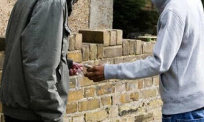 Consegna la droga ad un cliente in piazza Bengasi a Moncalieri: pusher 'pizzicato' dai carabinieri in borghese