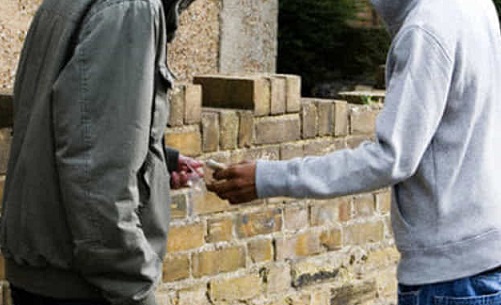 Spaccio e degrado in via Brenta, i cittadini scrivono alla Questura
