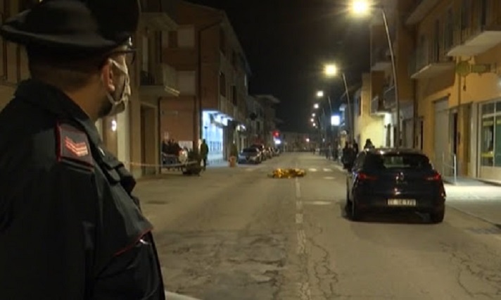 Cento persone e volo di palloncini bianchi al funerale del rapinatore ucciso