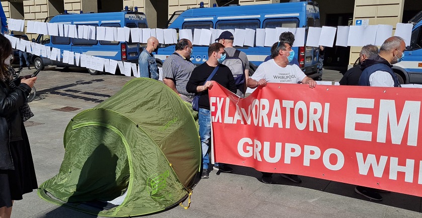 Ex-Embraco: tensione e polemiche fra i candidati sindaco alla “tenda del lavoro”