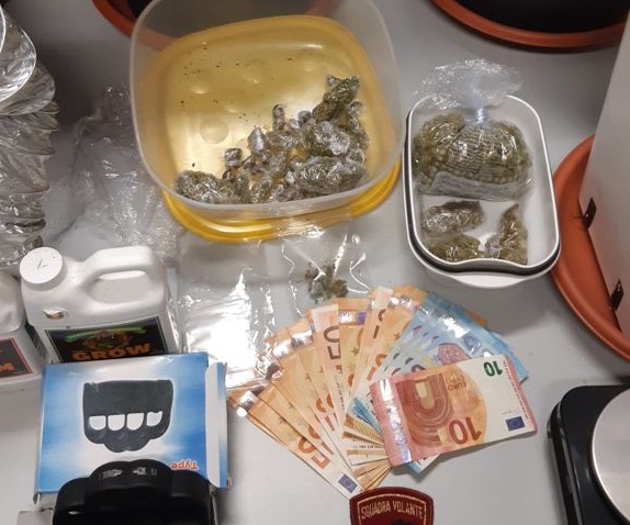 Spacciatore ubriaco lancia stoviglie e un coltello dalla finestra: arrestato