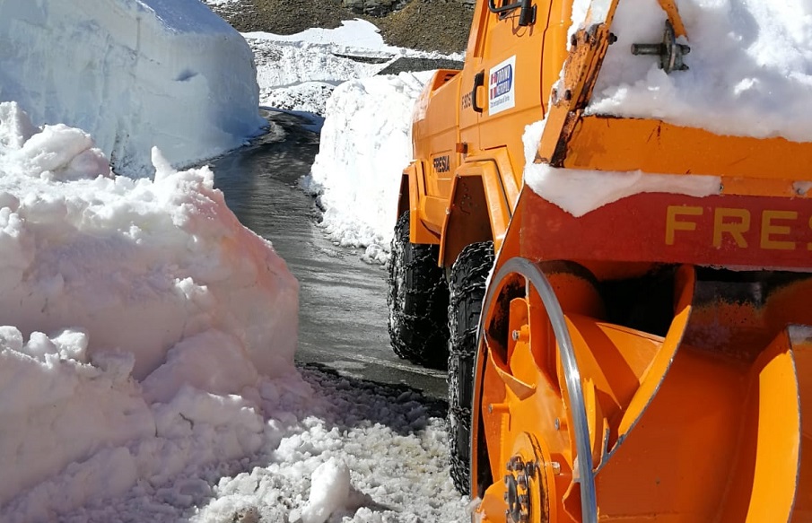 Neve: lavori in corso per liberare le strade di montagna - Prima Torino