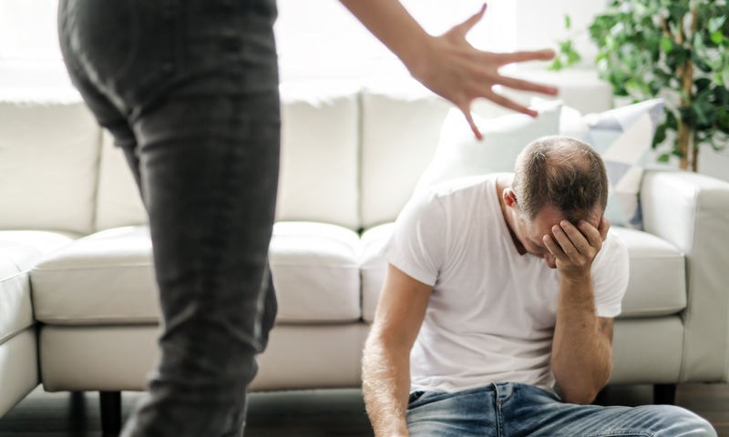 Quando è lui che le prende: 28enne arrestata per maltrattamenti e lesioni