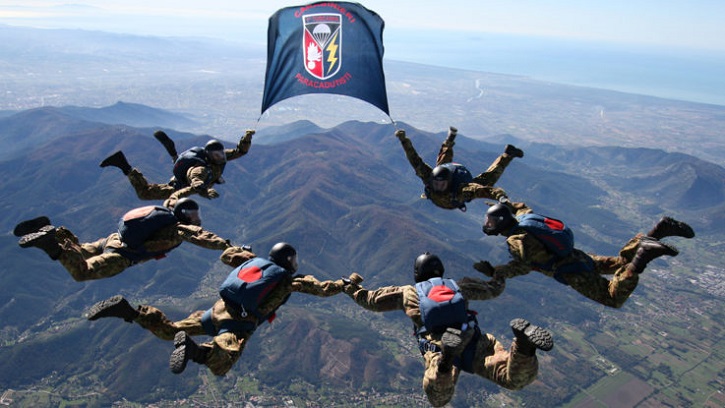 Cumiana e Volpiano capitali dei paracadutisti militari: tre giorni di esercitazioni