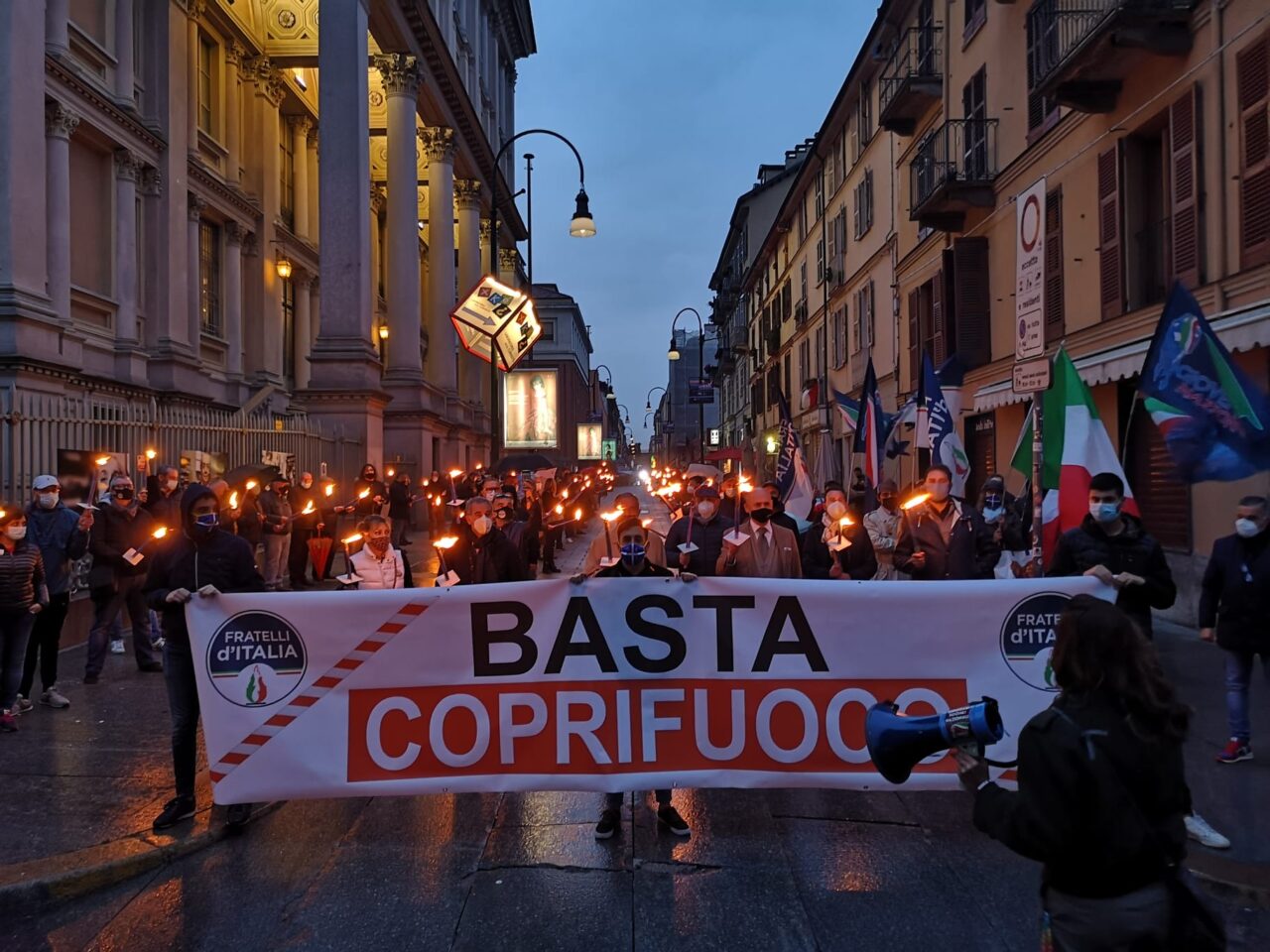 Covid, fiaccolata di Fratelli d’Italia contro il coprifuoco