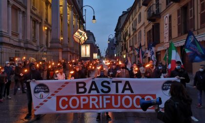 Covid, fiaccolata di Fratelli d'Italia contro il coprifuoco