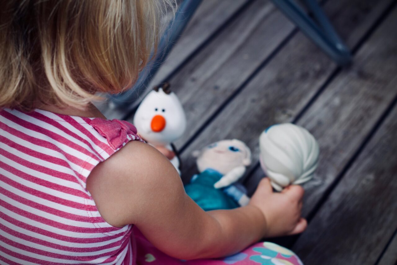 Professionista della Torino bene si offriva come “baby sitter” per abusare dei figli degli amici
