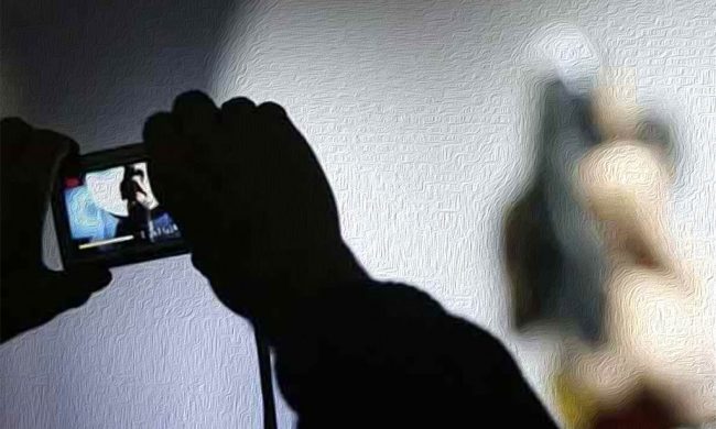 Scambio di immagini hot fra minori: perquisizioni a casa di 7 ragazzini