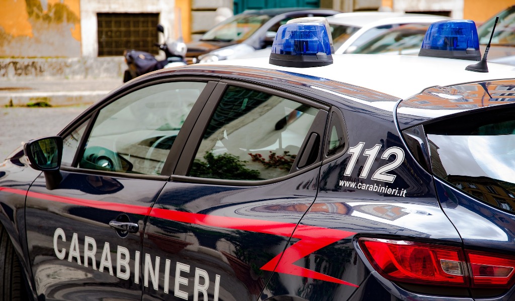 Tampona volontariamente l’auto della moglie e la manda fuori strada: arrestato