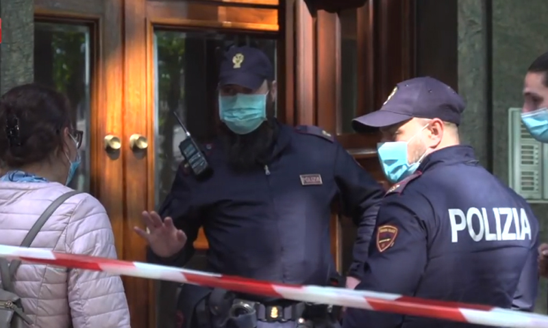 Guardia giurata uccide la moglie sul pianerottolo con la pistola d’ordinanza