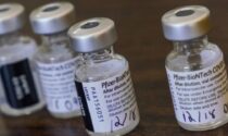Morto d’infarto il giorno dopo il vaccino Pfizer: nessuna correlazione