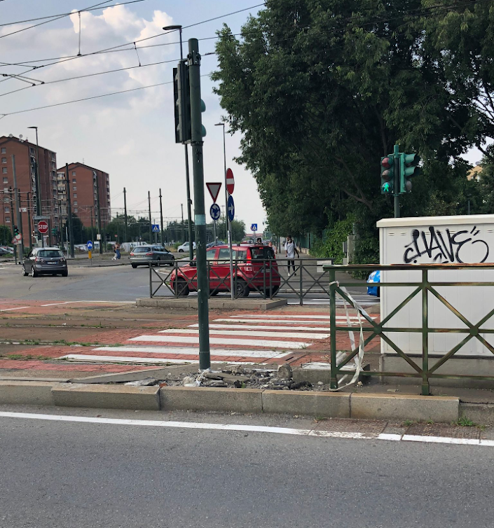 Spartitraffico di corso Toscana, pericolo per i pedoni