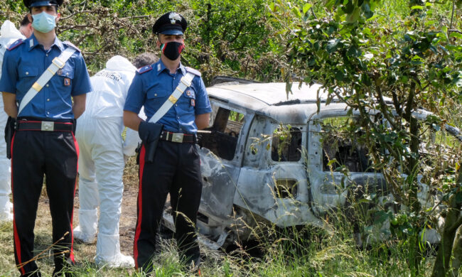 Cadavere carbonizzato rinvenuto all’intero di un’auto bruciata, non si esclude alcuna pista