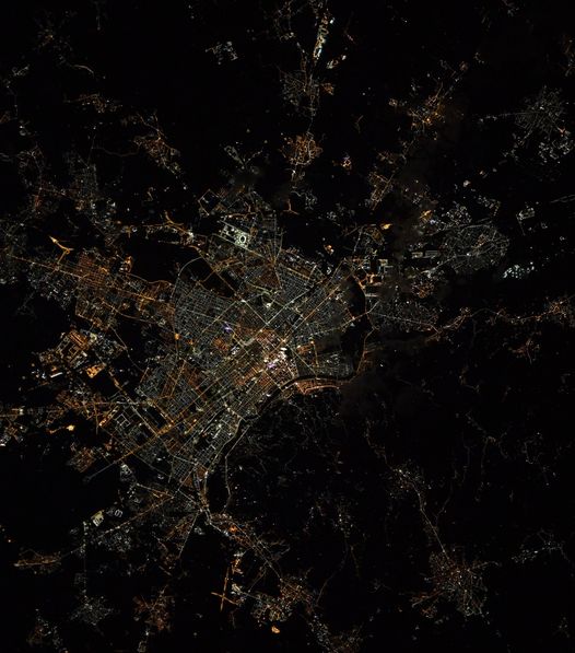 L’omaggio dell’astronauta a Torino e l’invito di Chiara Appendino: “Ti aspettiamo al tuo ritorno sulla Terra”