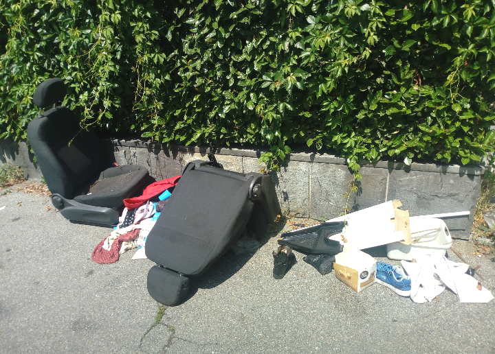 Via Bernardo Luini: tra rifiuti di ogni tipo spuntano persino due sedili di auto