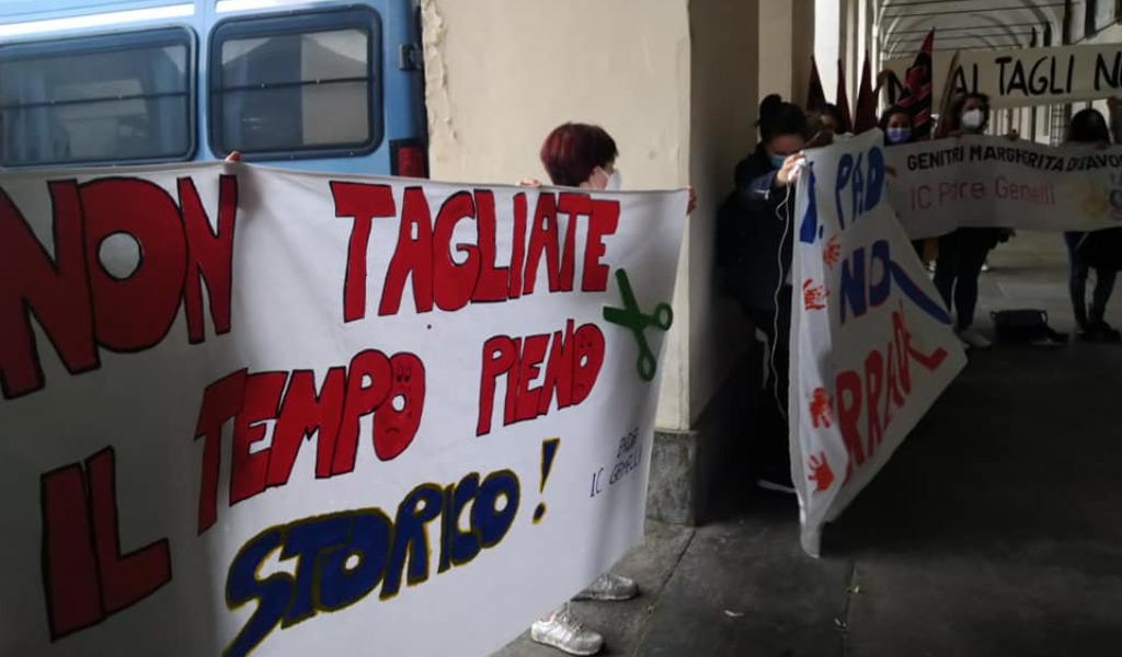 Insegnanti in piazza a Torino per dire no ai tagli di organico