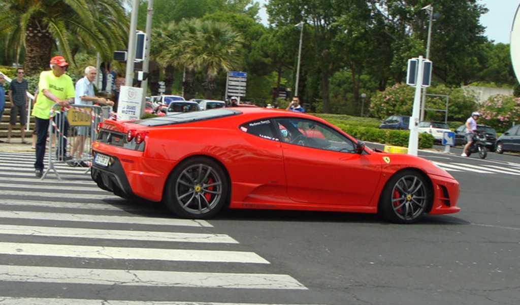 Investita sulla strisce da una Ferrari, 30enne grave al Cto
