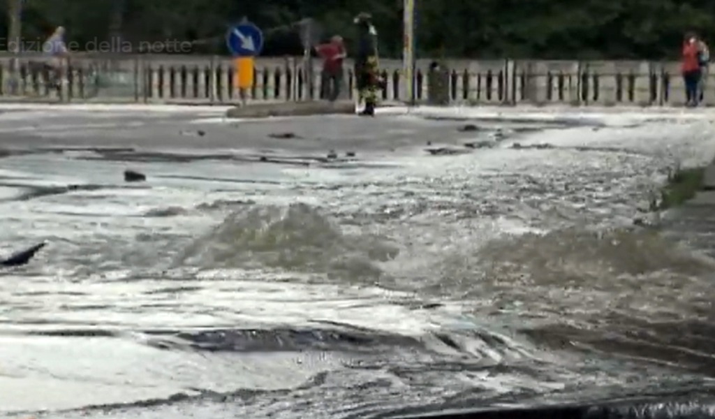 Esplode una tubatura: la strada si trasforma in una piscina e il manto stradale cede