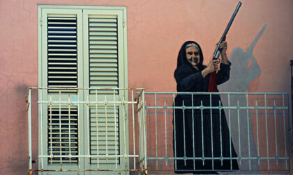 Getta candeggina alla vicina che fa troppo chiasso sul balcone, l'altra va a prendere la pistola e le spara contro