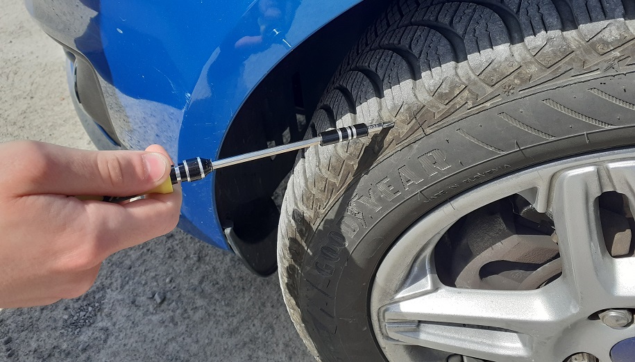Adolescenti annoiati tagliano le gomme delle auto per divertirsi
