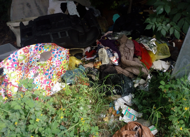 Piazza Nazario Sauro: un’immensa discarica a cielo aperto