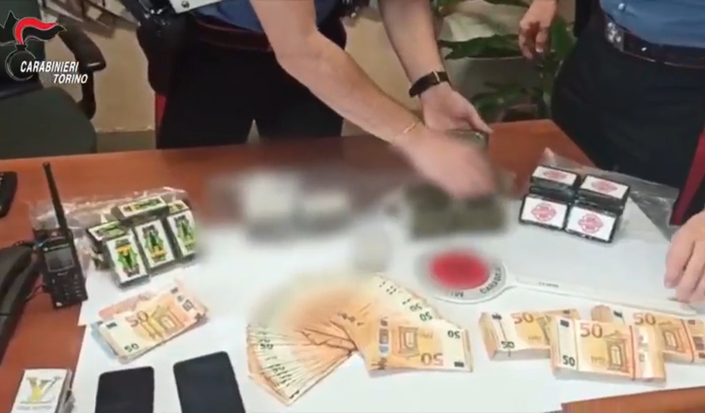 Pusher tradito dall’atteggiamento sospetto, trovato con 4 chili di droga