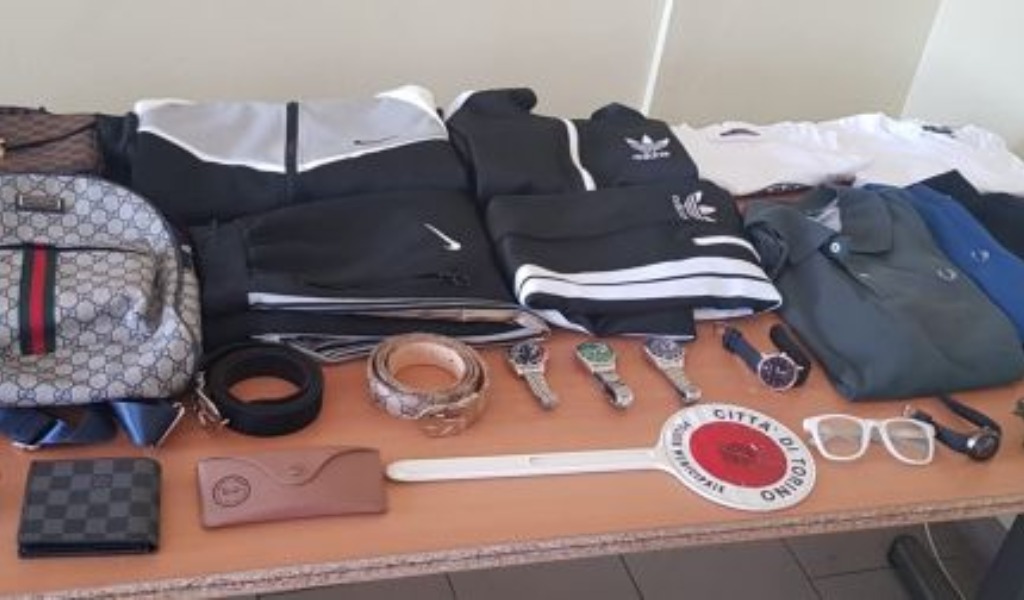 Merce contraffatta al Balon: sequestrati Rolex falsi e altri oggetti di note marche