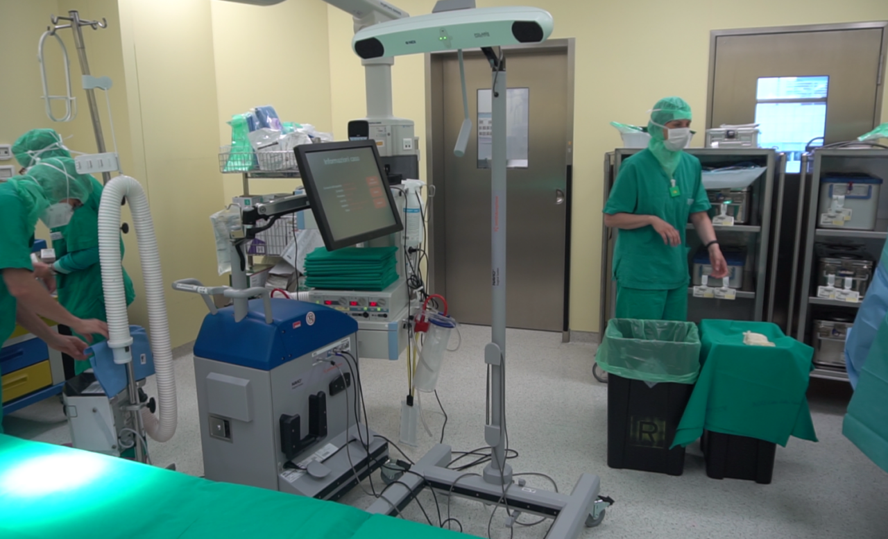 A Torino un robot ha eseguito un impianto di protesi: è la prima volta in Italia